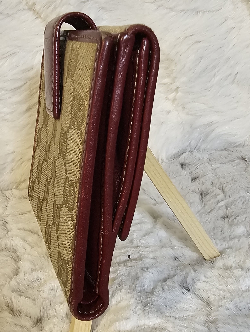 Gucci Beige Monogram Wallet with Burgundy Trim and Medallion - Picture 5 of 14